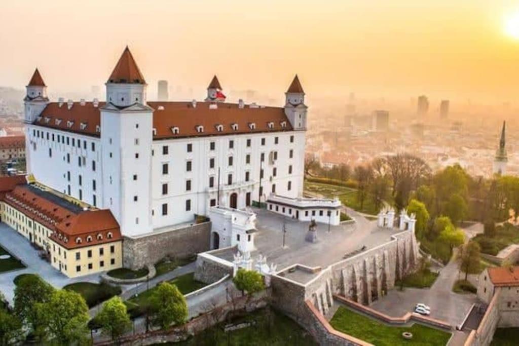 Diamond Residence In Old Town With Free Parking Братислава Экстерьер фото