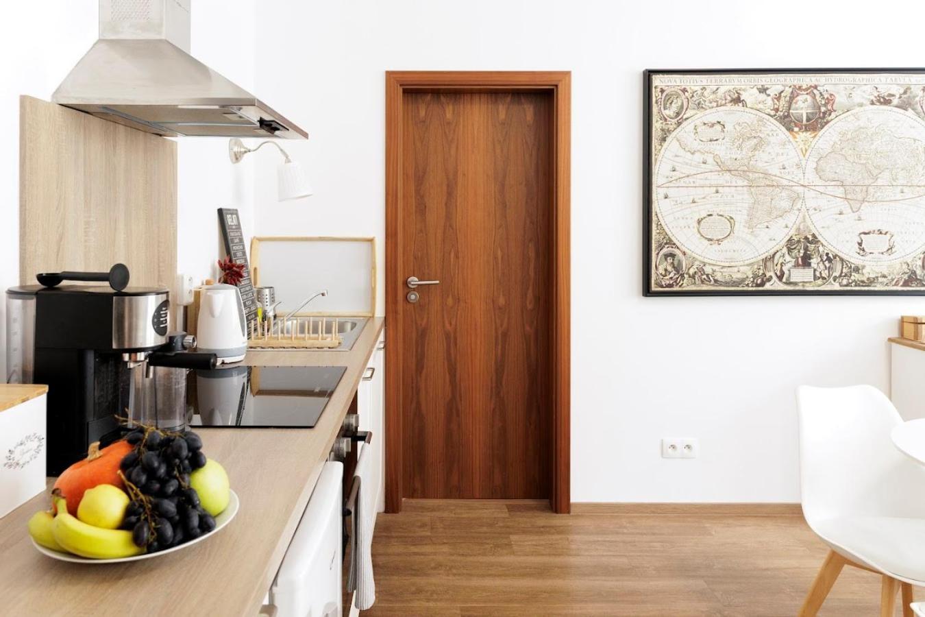 Diamond Residence In Old Town With Free Parking Братислава Экстерьер фото